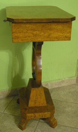 Niciak - stolik w stylu Biedermeier 