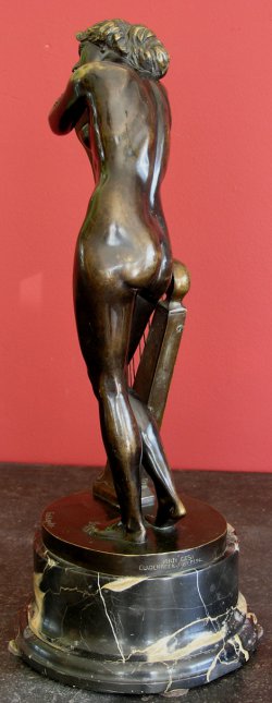 Figura z brązu - harfistka 